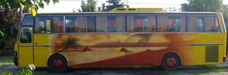 Busz oldala kifestve. Mágori Aranka alkotása.